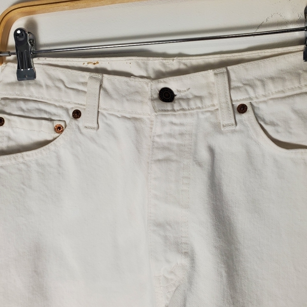 Vintage Levi's White Frayed Hem Cutoff Bermuda Shorts - Picture 3 of 6